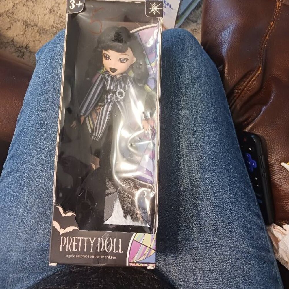 PRETTY DOLL WEDNESDAY ADDAMS FASHION DOLL NEW IN BOX